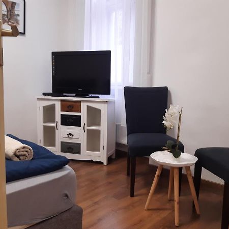 Varalja Apartman Tata Exterior foto