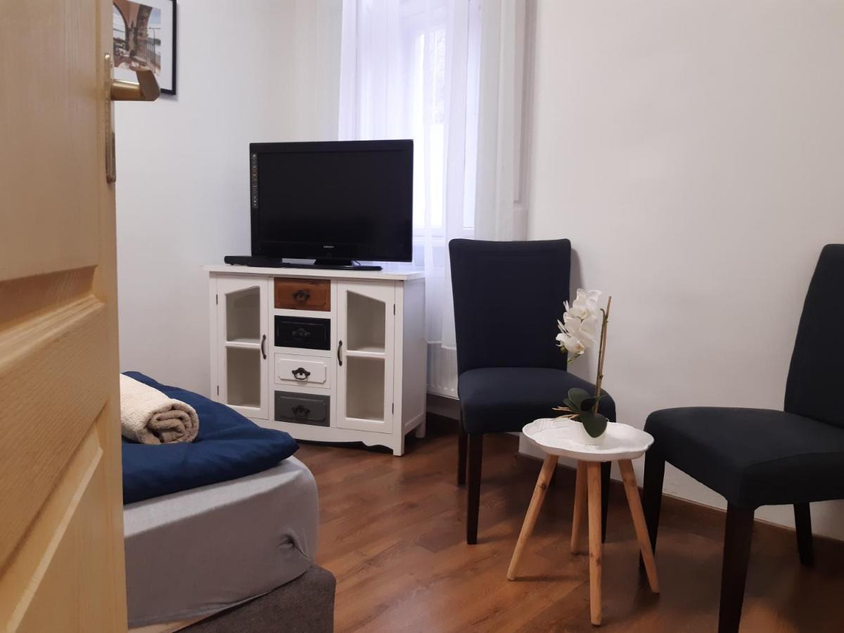 Varalja Apartman Tata Exterior foto