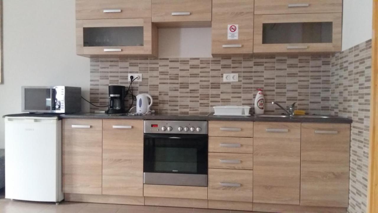Varalja Apartman Tata Exterior foto